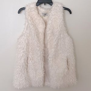 Charlotte Russe white faux fur vest with pockets